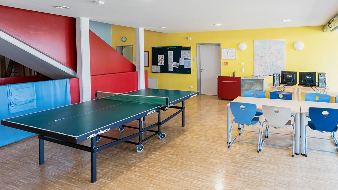 Wiesenhaus 较低的公共区域，设有乒乓球桌